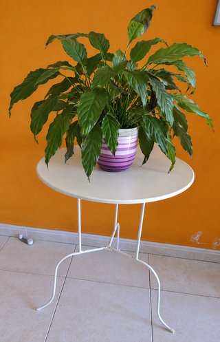 Mesa auxiliar redonda metal blanca (51x67 cm)