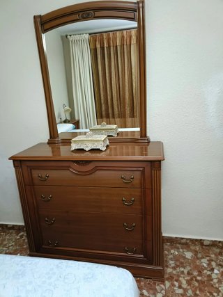 Cómoda de madera con espejo