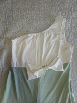 Mono Blanco y Verde Claro