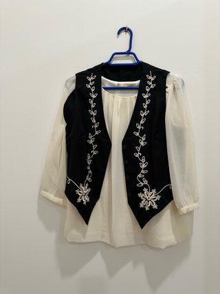 Conjunto de blusa y chaleco bordado