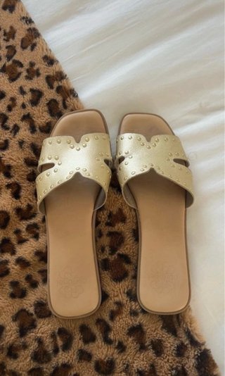 Sandalias doradas con tachuelas