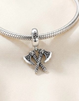 Charm de Hachas Entrelazadas