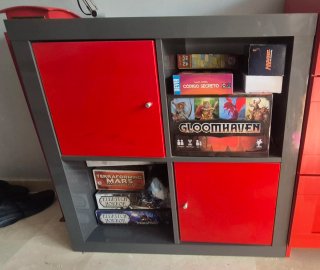 Estantería de cubos gris y roja