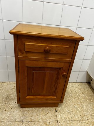 Mesita de noche de madera