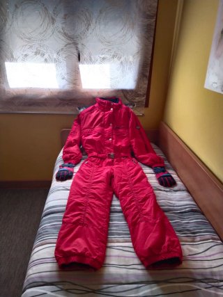 Mono de Nieve Rojo con Guantes