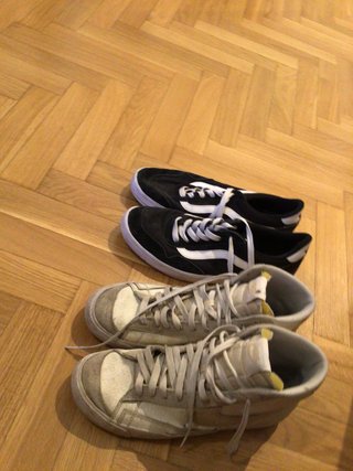 Dos pares de zapatillas (Vans y Nike)