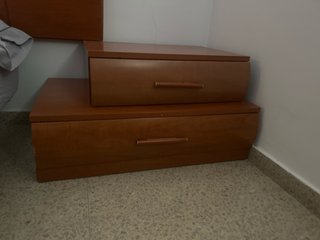 Mesita de noche de madera