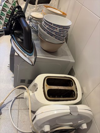 Lote de pequeños electrodomésticos y tazas