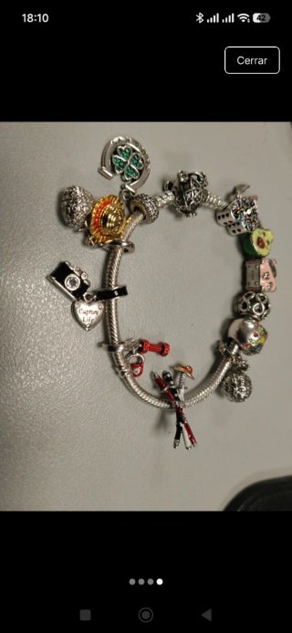 Se venden Charms por separado y también la pulsera