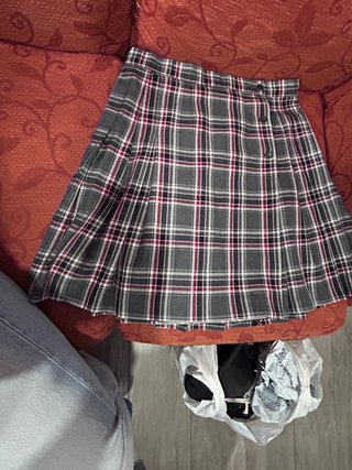 Falda de cuadros rojo y gris.