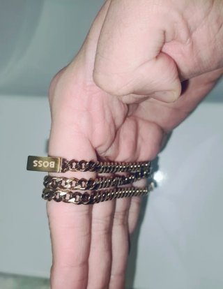 Cadena Hugo Boss acero inoxidable bañado en oro .