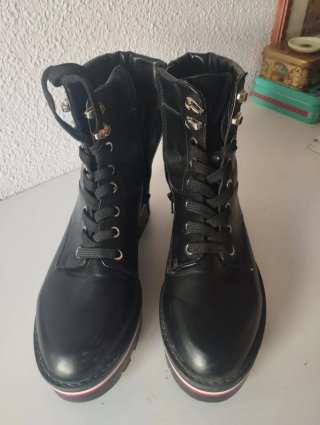Botas estilo militar negras Usadas una sola vez.