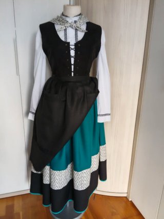 Traje Neska-Baserritarra,"145 euros,"