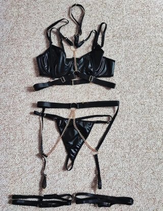 Conjunto de Lencería Negro con Cadenas