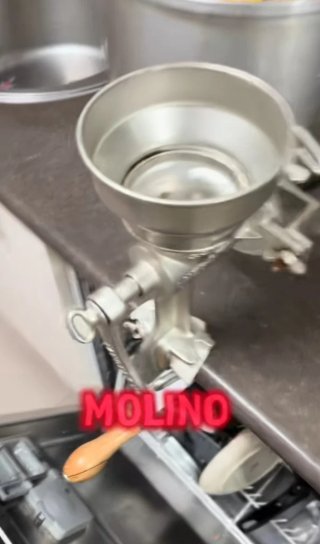 Molino de Mano Metálico
