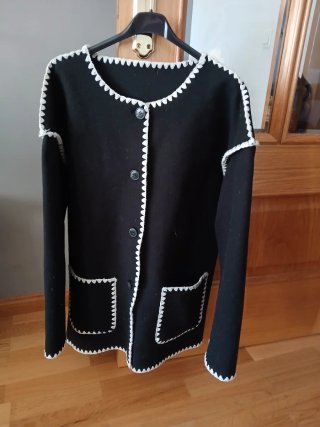 Chaquetón negro con bordes blancos