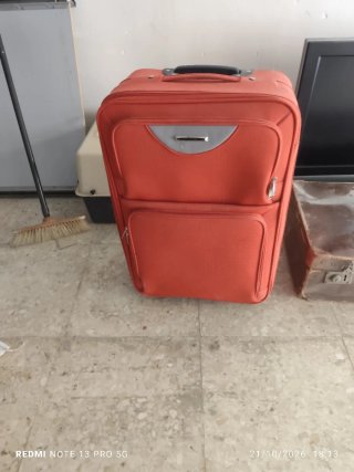 Maleta de Viaje Roja . Sólo tiene polvo