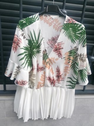 Camisa con estampado tropical y volante plisado