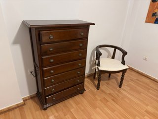 Cómoda y Butaca de Madera