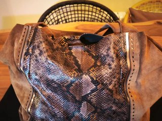 Bolso shopper de Piel con Textura serpiente.