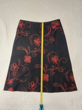 Falda negra con bordados rojos