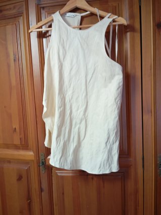 Top asimétrico Zara beige