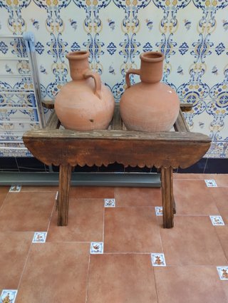 Set de 2 Cántaros de Barro con Soporte