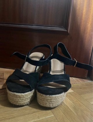 Sandalias con cuña negras