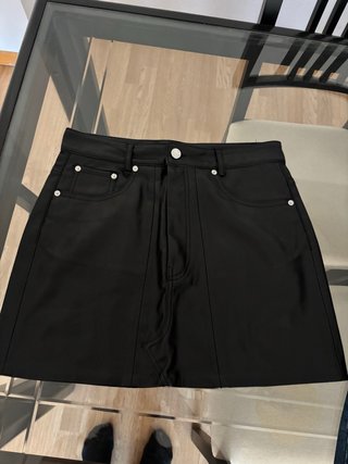 Falda negra efecto cuero