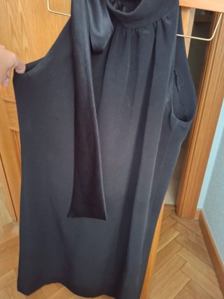 Vestido negro con lazada al cuello