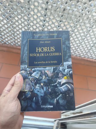 Honor de lobo: una novela de los lobos espaciales