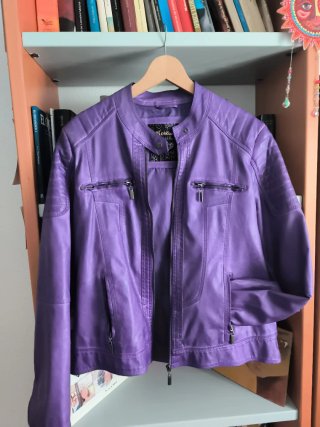 Cazadora de cuero morada
