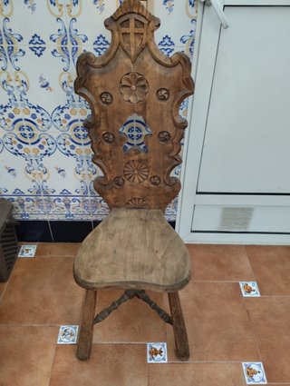 Silla de madera tallada estilo rústico