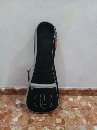 Ukelele con funda Bones y afinador