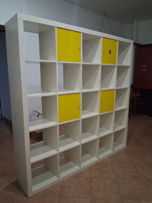 Libreria IKEA Kallax bianca e gialla