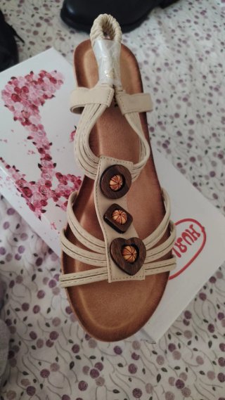 Sandalias Beige con Detalles de Madera