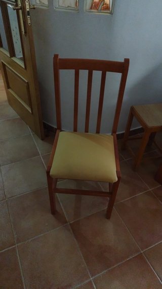 Silla de madera con asiento tapizado