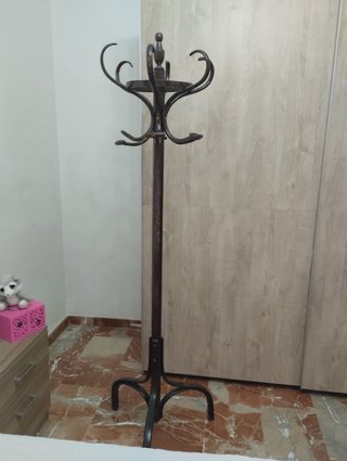 Perchero de Pie de Madera