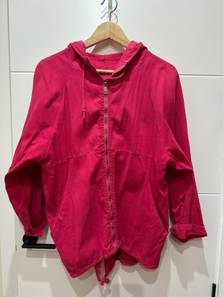 Chaqueta con capucha rosa