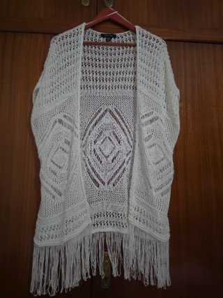Chaqueta de punto blanca con flecos