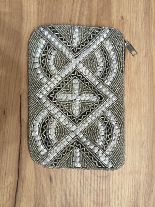 Bolso de mano con abalorios plateados