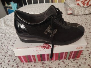 Zapatos Negros con Detalle de Letra