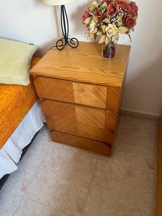 Mesita de noche de madera
