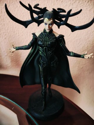 Figura Hela Marvel en su caja