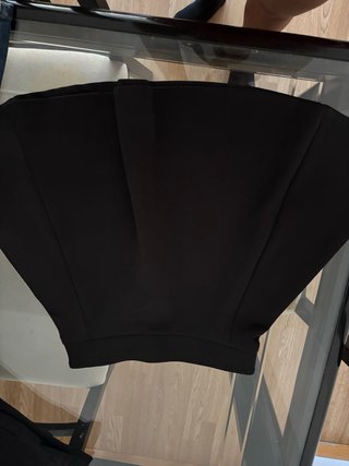 Falda negra con vuelo