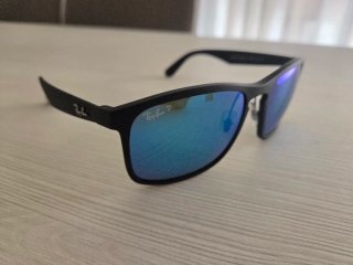 Gafas de sol Ray-Ban negras con cristales azules