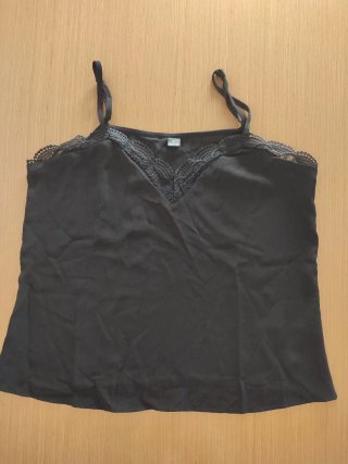 Camiseta de tirantes negra con encaje
