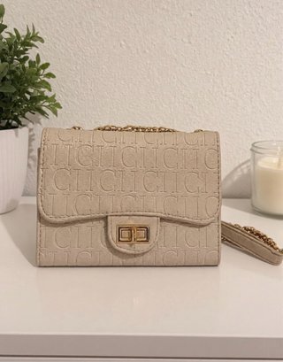 Bolso de fiesta beige con cadena