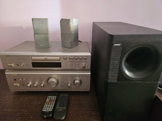 Equipo de música Denon con altavoces Bose