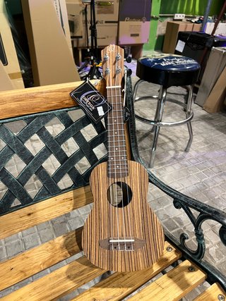 Ukulele soprano Ortega RFU10ZE elettrificato